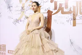 王子文身穿金色蛋糕礼服走上红毯，惊艳四座图片