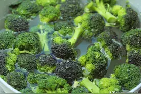 洗西兰花时，用清水洗比没洗还脏，教你4招，虫子乖乖跑出来图片