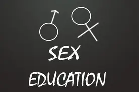 孩子探索自己的身体，父母是制止还是视而不见？图片