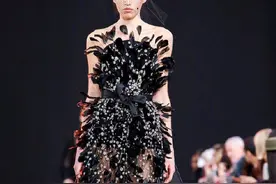 Elie Saab​​​重工刺绣和镂空元素华丽贵气，材质高级有质感图片
