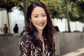 最美骨相不过江一燕，在国外穿得简约却美得惊艳，气质果然很重要图片