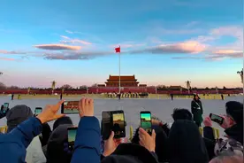 带着父亲看升旗图片