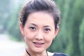 46岁牛莉满脸胶原蛋白，大长腿抢镜，被亿万丈夫宠得上天图片