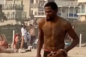 这气质无敌！杜兰特近照沙滩玩棒球， 右腿比左腿细一圈图片