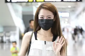 白冰腿也太长了，穿连体背带裤秀“三七分”身材，气质好温柔图片