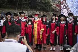 武大举行毕业典礼，660人现场见证，校长称明年设医护人员赏樱日图片