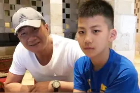 《爸哪》胡军儿子长大了！11岁康康长青春痘，“硬汉”气质很像爸图片