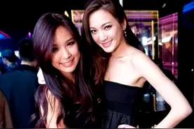 广东夜店美女街边卸妆原形毕露，无妆素颜更显清纯图片