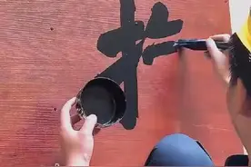 农民工旧门板上写书法，与国展作品相比，也不逊色图片