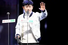 当年红过张杰，因错爱黑帮女人惨遭非人折磨，后来沦落到酒吧卖唱图片