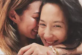 王敏德28岁长女答应女友求婚，两人晒婚戒秀恩爱，马诗慧送祝福图片