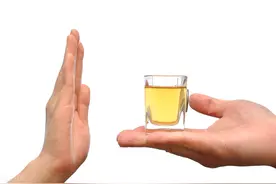 献血后能马上饮酒吗？图片
