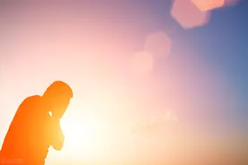 击垮一个成年人，往往就是那么一瞬间的事情图片