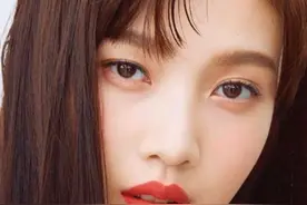 南韩宝藏朴秀荣更新美照，红棕色头发搭橘色口红，光彩照人图片