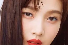 Joy朴秀荣杂志照释出，穿白色吊带上衣秀锁骨，清纯美丽图片