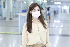 张含韵引领燕麦色时尚，衬衫搭配短裤清新减龄，秋天这么穿真养眼图片