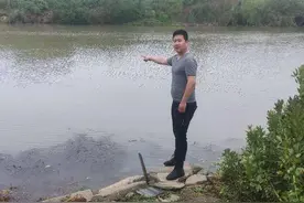 扬州一男孩坠河命悬一线，紧要关头他跳入河中图片