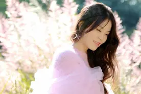 一个人爬到山顶，看风轻云淡，听细水长流，让自己回归大自然怀抱图片