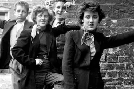 妇女走出家庭樊篱，一战后的女权运动为女性争取了何等社会地位？图片