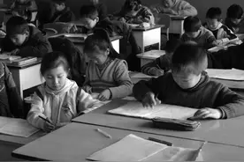 三年级第一单元复习测试，“小学霸”只考80分，学生：忘干净了图片