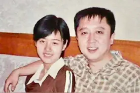 于谦妻子旧照曝光！面容青涩被老公搂在怀中，年轻时原来这么美图片