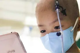 同胎不同命，弟弟发烧演变成重症，年幼哥哥发视频安抚图片