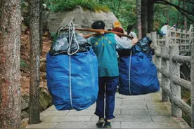 黄山上的挑山工为生活辛苦奔波，令人心酸图片