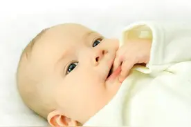 宝宝“吃手”要阻止吗？心理学家：父母处理不当，影响孩子安全感图片