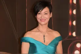 60岁惠英红太优雅，穿缎面礼服身材苗条，一双恨天高常人难驾驭图片