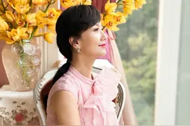 赵雅芝提前庆祝66岁生日，鲜花摆满豪宅，老公却搂陌生女人？图片