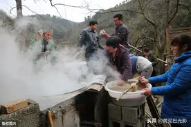 秦岭1个小山村，1家漏粉条10户来帮忙，午饭腊肉炖粉条图片