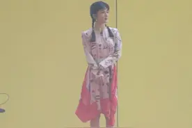 不怕张杰吃醋？谢娜自曝曾为追帅哥摔个狗吃屎，何炅的点评太经典图片