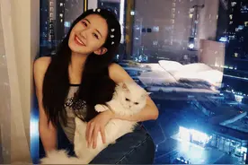 憨憨肉丝新剧与大叔超有爱，但镜头外的生活救助流浪宠物更有爱图片