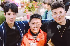 撒贝宁合影坐C位，被俩男子包围显娇小！惹尼格买提调侃太不值得图片