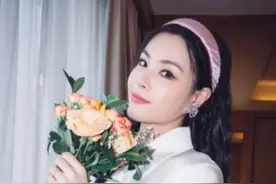 奥运冠军吴敏霞晒照，长发温婉，夸赞老公拍照：不愧中传毕业图片