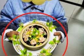 6岁儿子在家“当大厨”，为妈妈做一桌饭菜，网友：别人家的孩子图片