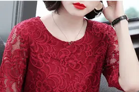 女人再胖会穿也美！大码“蕾丝衫+打底裤”，藏肉减龄夏天穿刚好图片