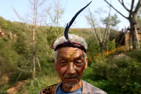 河南72岁老人山上扮“野人”，转悠1天赚60元，看啥情况图片