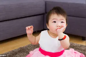 经常吮吸大拇指的孩子，长大后多半面临这两种结局，爸妈别大意图片