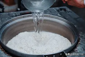 蒸米饭时，光加水还不够，大厨：牢记这“2放”，米饭喷香又松软图片