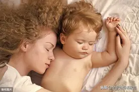 孩子每晚都要搂着我睡真幸福！你了解婴儿皮肤饥渴症吗？图片