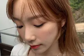 南韩美人金泰妍晒近照，穿丝质上衣露锁骨，歪头杀狙人图片