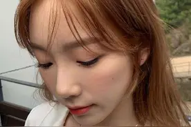 南韩美人金泰妍晒近照，穿丝质上衣露锁骨，歪头杀狙人图片