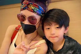 张柏芝懒理与空姐争吵事件晒亲子视频，12岁长子声音变粗个子长高图片