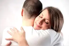 男人的真爱，全在拥抱中图片