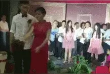 搞笑GIF：新娘太调皮了，不带这么玩的图片
