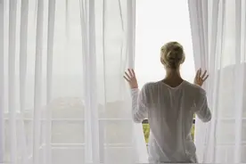 窗帘惹的祸？看到对面楼层女子裸体被拘，男子报复性洗澡又被拘图片