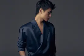 杨洋《时装男士》封面，侧脸轮廓清澈硬朗，超A气质尽显成熟魅力图片