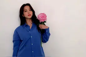 金智秀穿搭翻车，蓝色工装衬衫混搭运动短裤，时尚表现全靠脸撑图片