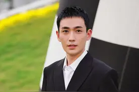 久违的朱一龙现身活动，一袭黑色西装帅气满满，打招呼很亲切图片